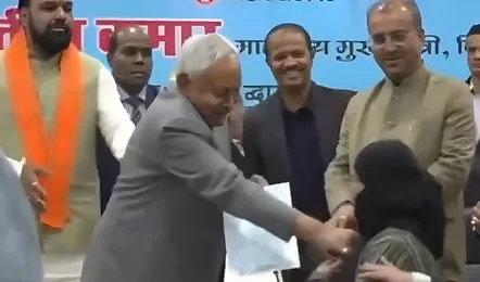बिहार का हिजाब विवाद : 23 दिन बाद नुसरत ने जॉइन की नौकरी, CM ने लेटर देते वक्त नकाब हटाया था