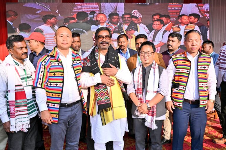 CM Hemant Soren: असम में रहने वाले आदिवासियों की मदद के लिए पूरा झारखंड तैयार, तिनसुकिया में आयोजित आदिवासी महासभा की रैली में बोले सीएम हेमंत सोरेन