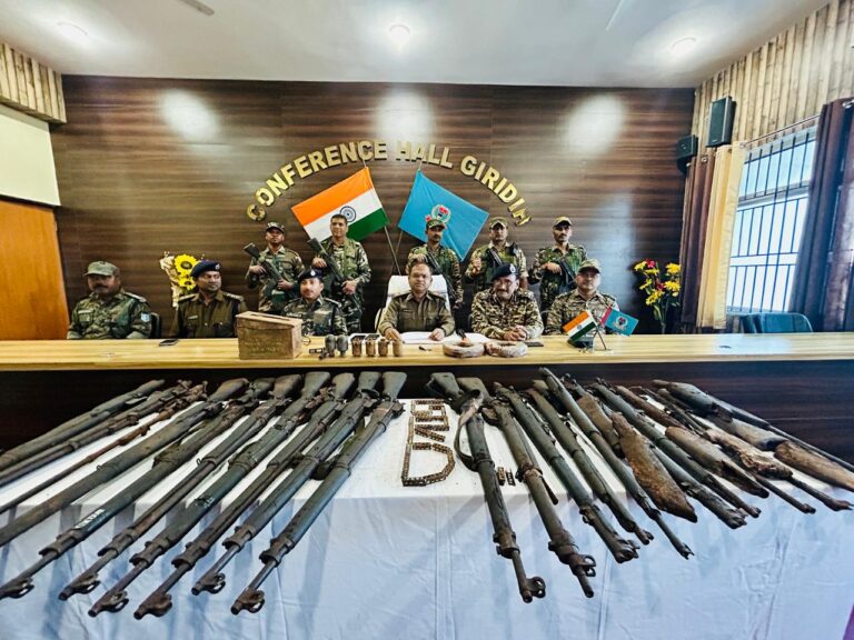 Jharkhand Naxal: नक्सल-रोधी अभियान के दौरान 20 राइफलें, छह ग्रेनेड समेत भारी मात्रा में गोला-बारूद बरामद, पहाड़ी क्षेत्र में फेंक दिये गये थे ये हथियार