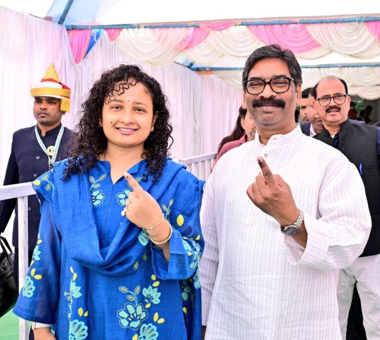 Nikay chunav: सीएम हेमंत सोरेन, राज्यपाल संतोष गंगवार, राज्य निर्वाचन आयुक्त अलका तिवारी ने रांची में डाला वोट, मतदाताओं से की ये अपील