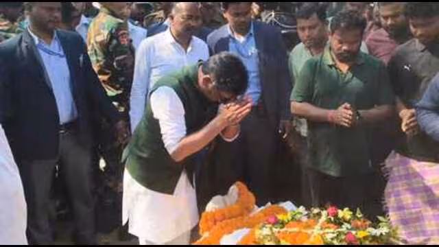 Jamshedpur: जिलिंगगोड़ा पहुंचे मुख्यमंत्री हेमंत सोरेन, पूर्व मुख्यमंत्री चंपाई सोरेन के पौत्र वीर सोरेन को दी अंतिम विदाई