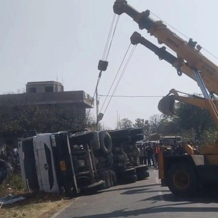 Jharkhand: तेज रफ़्तार अनियंत्रित सीमेंट मिक्सर ट्रक एक स्विफ्ट कार पर पलटा, बाल-बाल बचे सवार