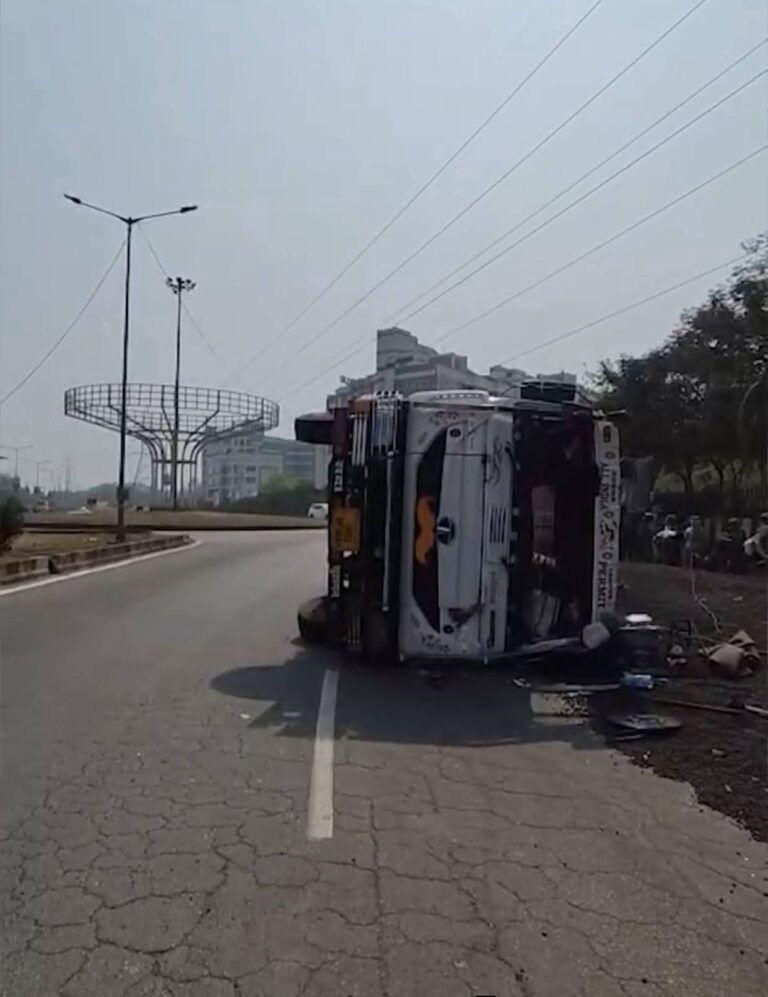Jamahedpur Accident: सोनारी मरीन ड्राइव पर अनियंत्रित स्पंज आयरन ट्रक पलटा, टला बड़ा हादसा