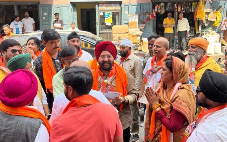 Jamshedpur: जुगसलाई नगर परिषद क्षेत्र के अध्यक्ष पद की प्रत्याशी रिंकू सिंह के समर्थन में अमरप्रीत सिंह काले ने जुगसलाई में की पदयात्रा, सिख मतदाताओं का भी मिला आशीर्वाद