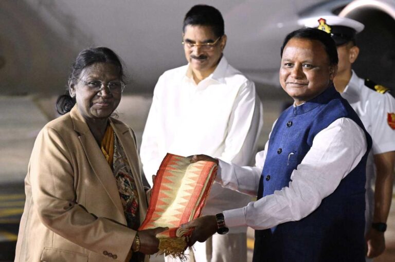 Droupdi Murmu: राष्ट्रपति मुर्मू ने अपने पूर्वजों की आत्माओं की शांति के लिए जाजपुर के बिरजा मंदिर में किया ‘पिंड दान’ अनुष्ठान