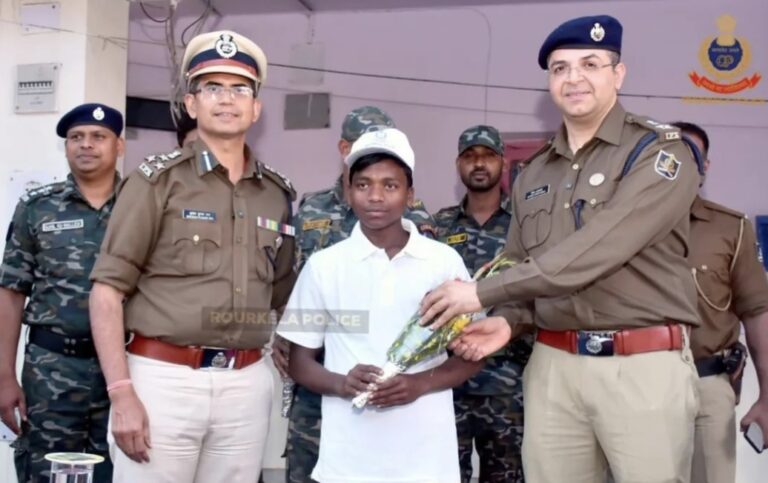 Naxal Surrender: पश्चिम सिंहभूम जिले के छोटानागरा के नक्सली ने ओडिशा पुलिस के सामने किया आत्मसमर्पण