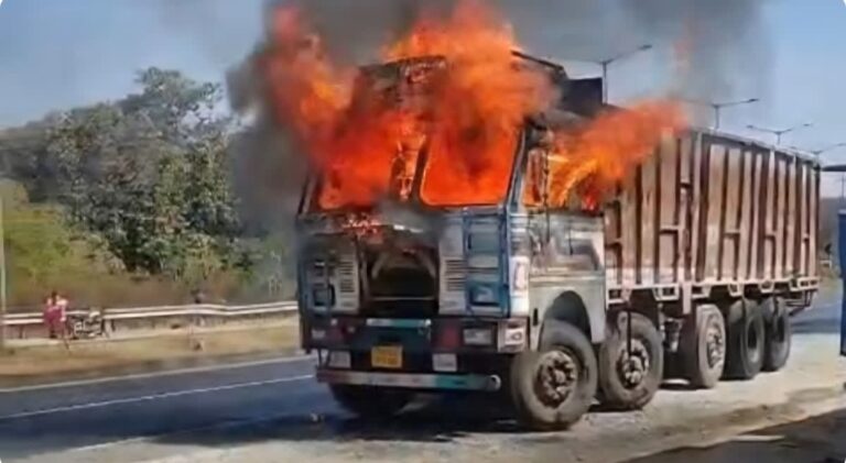 NH 33 Accident: टाटा-रांची हाईवे पर हादसा! तैमारा घाटी में आग के गोले में तब्दील हुआ ट्रक, जमशेदपुर से जा रहा थारांची की ओर, बाल बाल बचे चालक और खलासी