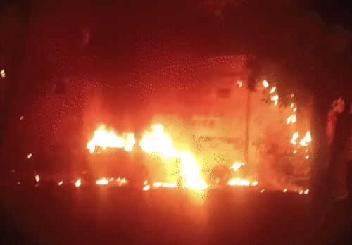 Jamshedpur: साकची कालीमाटी रोड पर रेस्तरां में ,लगी भीषण आग, मची अफरा-तफरी, कड़ी मशक्कत के बाद पाया काबू