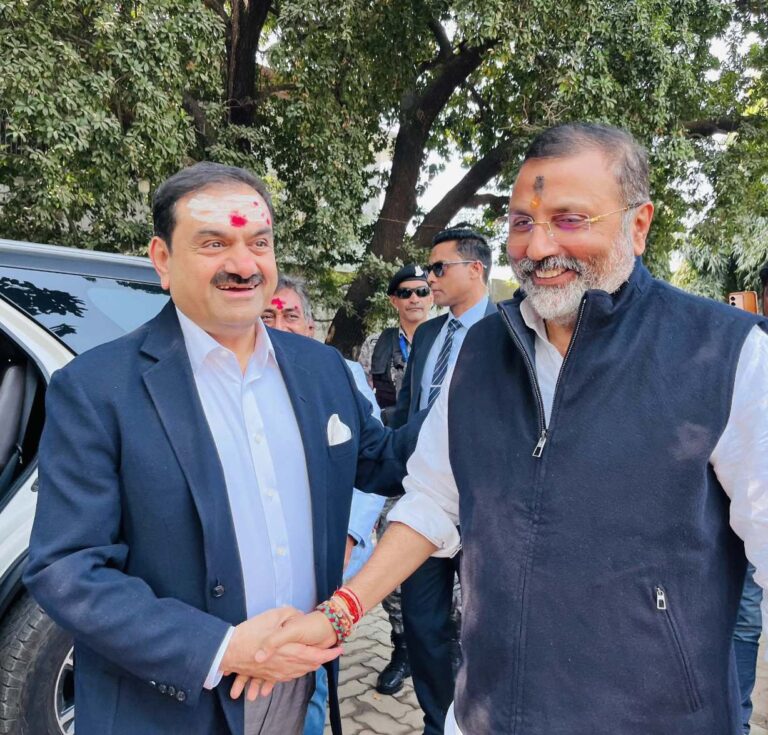Gautam Adani In Jharkhand: बाबा बैद्यनाथ धाम पहुंचे गौतम अडानी, किए भगवान भोलेनाथ के दर्शन, फिर पहुंचे निशिकांत दुबे के घर, पावर प्लांट का लेंगे जायजा