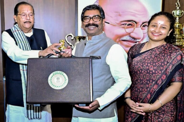Jharkhand Budget: झारखंड का 1.58 लाख करोड़ रुपये का अबुआ दिशोम बजट पेश, युवा, महिला, किसानों पर जोर, 100 उत्कृष्ट विद्यालय बनेंगे, 750 अबुआ दवाखाना खुलेगी, सरायकेला सदर अस्पताल मेडिकल कॉलेज बनेगा