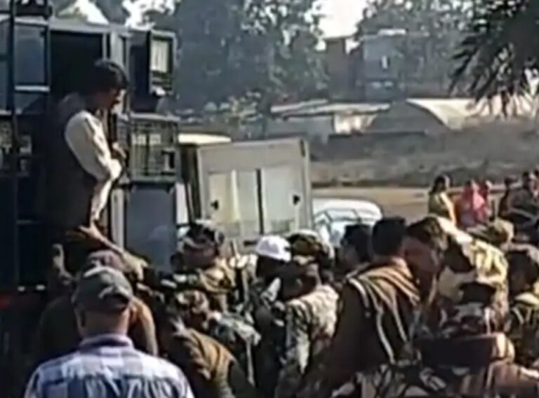 Jharkhand: आंदोलन पर बैठे पूर्व कृषि मंत्री योगेंद्र साव, पूर्व विधायक निर्मला देवी हिरासत में लिये गये, थाने पहुंची बेटी पूर्व विधायक अंबा प्रसाद