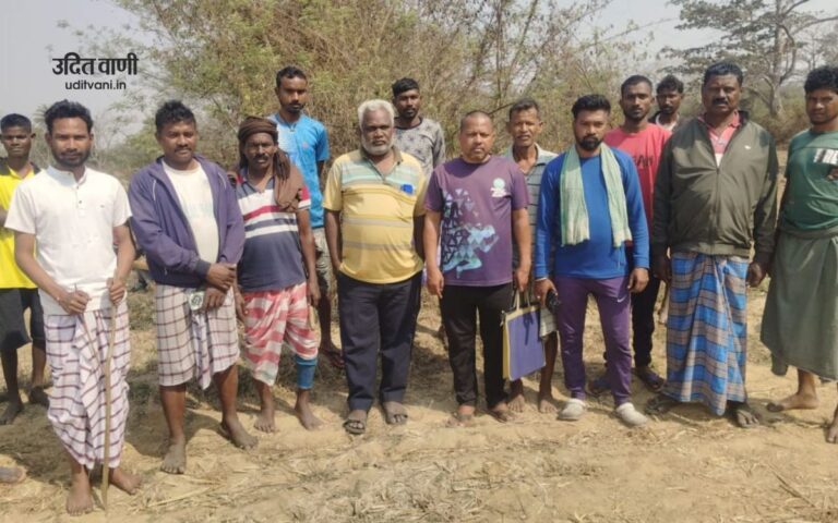 Jamshedpur: पोटका में बच्चा चोर समझकर डिजिटल क्रॉप सर्वेयर को ग्रामीणों ने घेरा, घंटों जाहेर थान में बंधक बनकर रखा