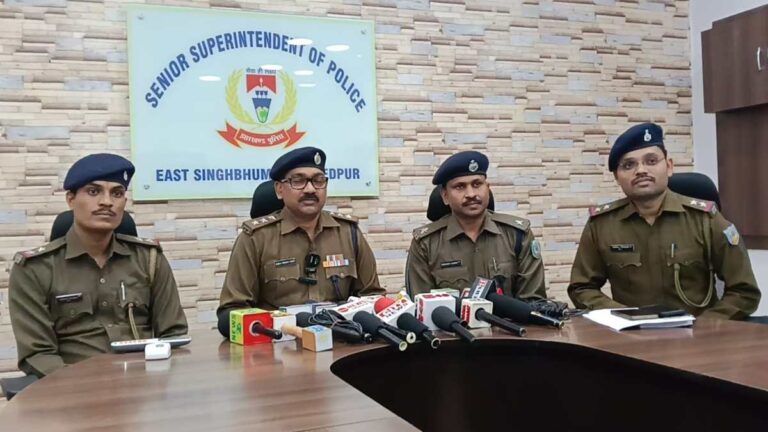 Jamshedpur: सीतारामडेरा थाना पुलिस ने चोरी की घटनाओं का किया उद्भेदन, पांच शातिर चोर गिरफ्तार, सामान बरामद