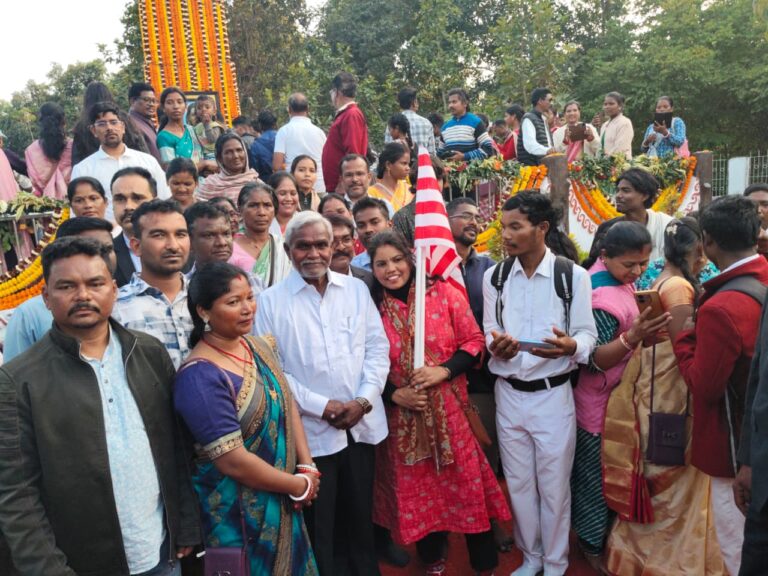 Chaibasa News :आदिवासियों के अधिकार छीन रही है गठबंधन सरकार : चम्पाई सोरेन