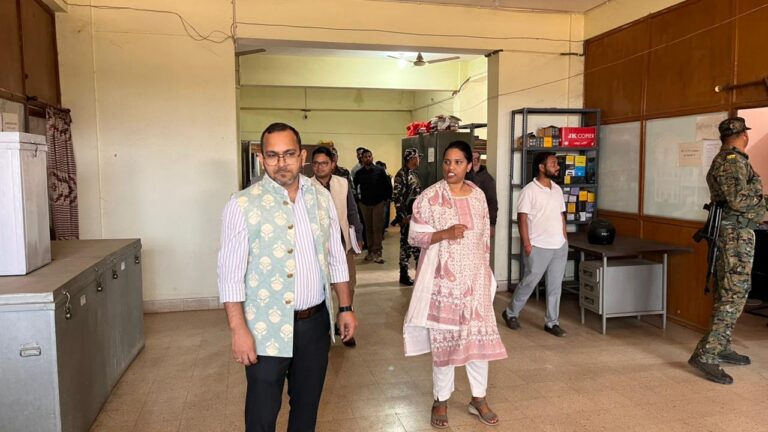 Saraikela-Kharsawa News :समाहरणालय का औचक निरीक्षण,उपायुक्त नितिश कुमार सिंह ने कार्यालयीन व्यवस्थाओं में सुधार के दिए सख्त निर्देश