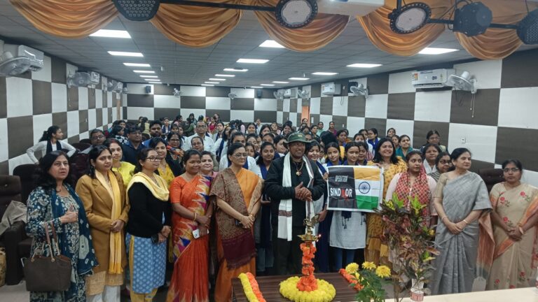 Jamshedpur News :जमशेदपुर वीमेन्स यूनिवर्सिटी में साइकिल यात्री दीपक शर्मा का सम्मान, देशभक्ति और राष्ट्रवाद के संदेश को मिला मंच