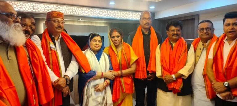 Jamshedpur News : जुगसलाई नगर परिषद अध्यक्ष प्रत्याशी रिंकू सिंह को नूतन सिंह ने दिया समर्थन व आशीर्वाद, रिंकू सिंह की जीत सुनिश्चित कराने हेतु नूतन सिंह ने नाम वापसी का किया घोषणा