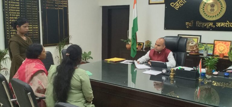 Jamshedpur News :जन शिकायत निवारण दिवस में उपायुक्त ने सुनी नागरिकों की समस्याएं, कई मामलों का ऑन द स्पॉट समाधान