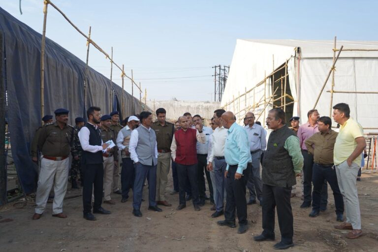 JAMSHEDPUR NEWS :राष्ट्रपति द्रौपदी मुर्मु के प्रस्तावित आगमन को लेकर प्रशासन अलर्ट, आयुक्त ने की समीक्षा बैठक व स्थल निरीक्षण