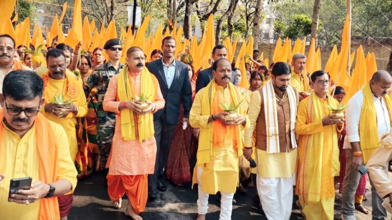 Jamshedpur News:श्री शिवलिंग प्राण प्रतिष्ठा से पूर्व बैंड-बाजा, भक्तिमय संगीत एवं जयकारों के साथ सूर्य मंदिर समिति ने निकाली भव्य कलश यात्रा, कलश यात्रा में भक्तों का उमड़ा सैलाब