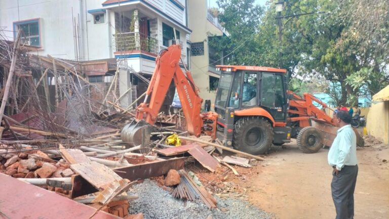 Jamshedpur News :सोनारी में अवैध निर्माण पर जेएनएसी की कार्रवाई, 152 बी ब्लॉक में ढहाया गया ढांचा