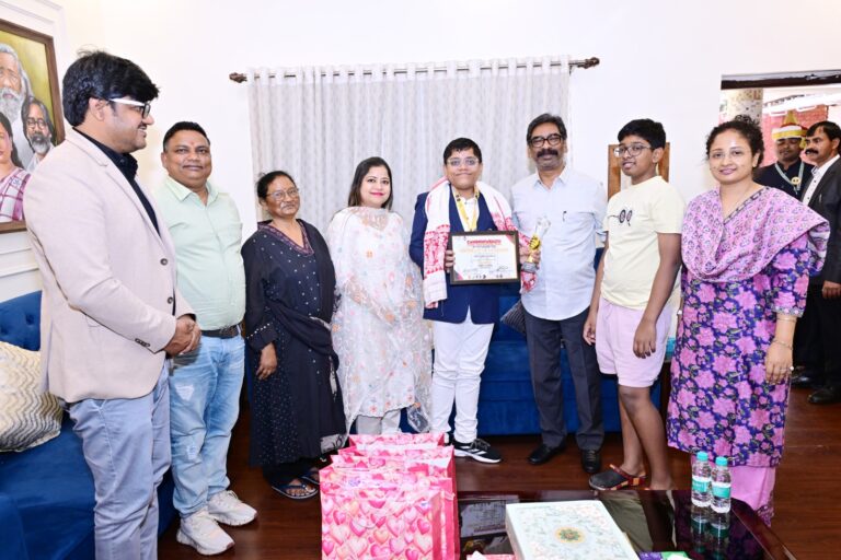 Jharkhand News :मुख्यमंत्री हेमन्त सोरेन से युवा शतरंज खिलाड़ी अधिराज मित्रा ने की मुलाकात