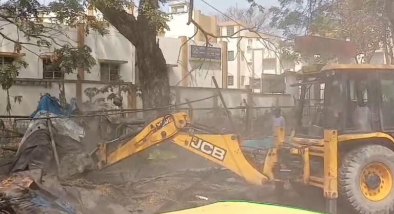 Jamshedpur: राष्ट्रपति द्रौपदी मुर्मू के 26 फरवरी को प्रस्तावित जमशेदपुर आगमन को लेकर चला प्रशासन का बुलडोजर, हटाये गये अतिक्रमण
