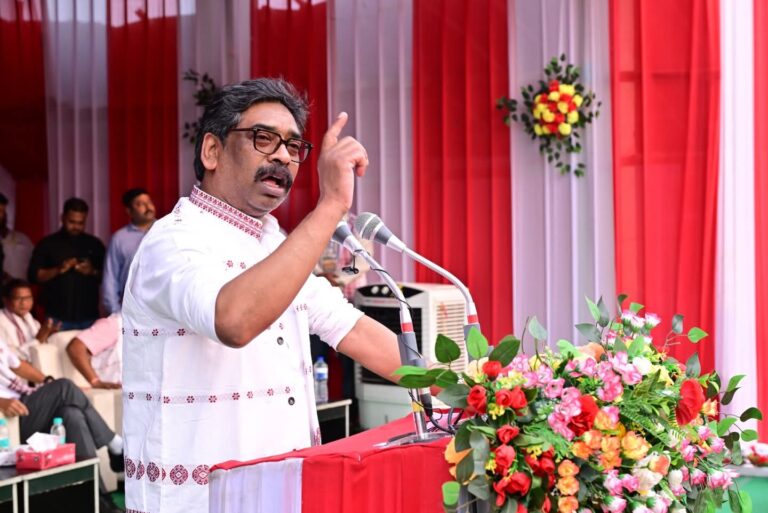 Hemant Soren Visit Assam: असम में जेबीपी के साथ मिलकर 40-40 विधानसभा सीटों पर चुनाव लड़ेगा झामुमो, सीएम हेमंत सोरेन ने जनसभा में की घोषणा, आदिवासियों से की ये अपील