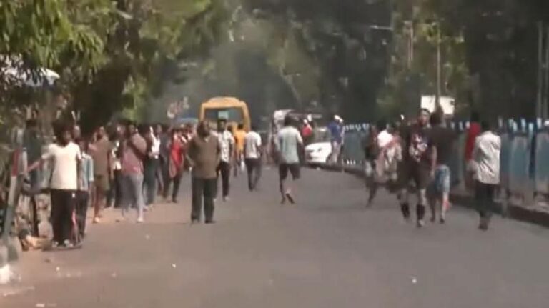 PM मोदी की रैली से पहले भारी बवाल, TMC और BJP कार्यकर्ताओं के बीच हिंसक झड़प; वाहनों में तोड़फोड़, पुलिसकर्मी समेत कई लोग घायल