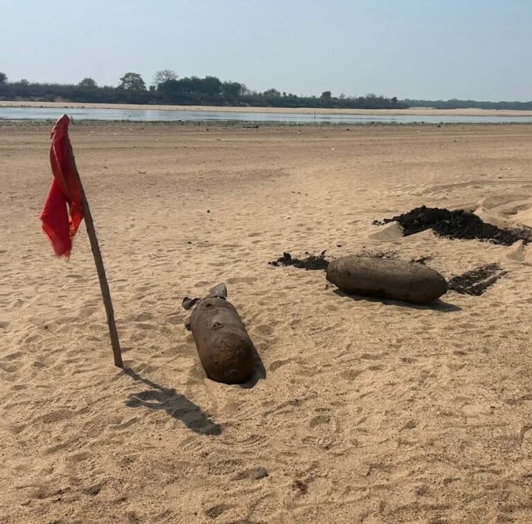 Jamshedpur: भारतीय सेना के जवानों और झारखंड पुलिस की बम निरोधक टीम पहुंची स्वर्णरेखा नदी तट, द्वितीय विश्वयुद्ध के समय का संदिग्ध बम की जांच की