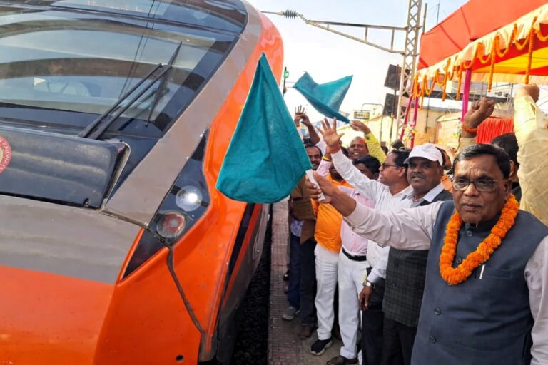 Vande Bharat Express:हजारीबाग रोड स्टेशन पर रांची–वाराणसी वन्दे भारत एक्सप्रेस का ठहराव शुरू