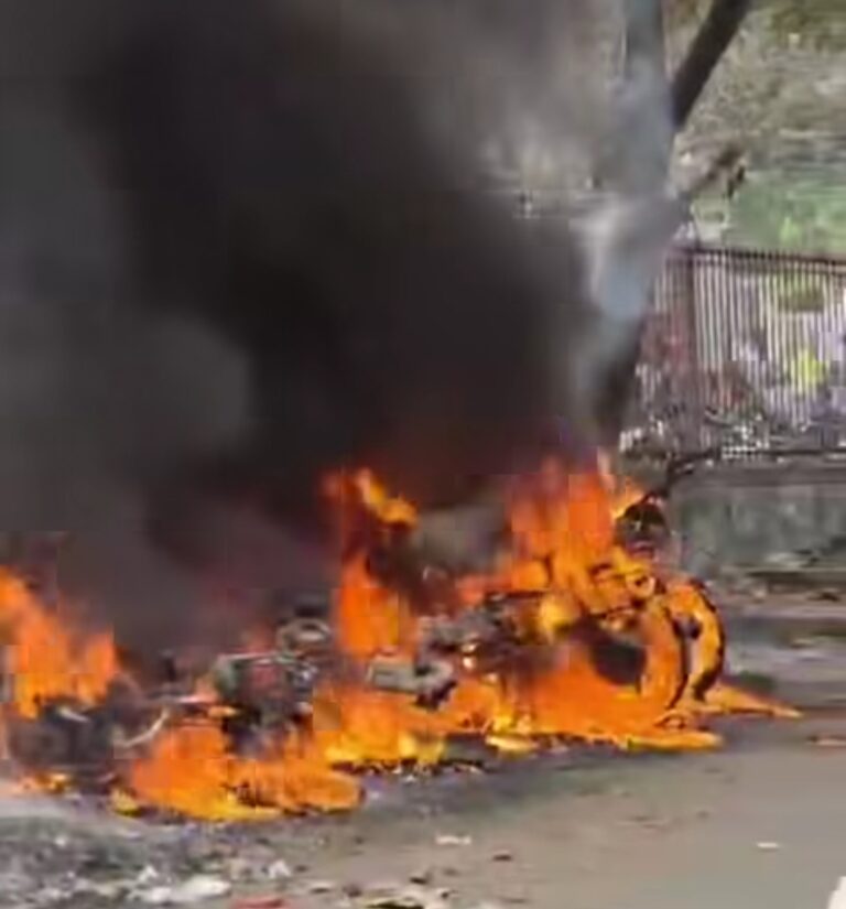 Jamshedpur: झाड़ियों में लगी आग से उड़ी चिंगारी, टाटा स्टील के ठेका कर्मियों की छह बाइकें जलकर खाक