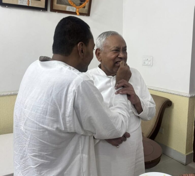 Bihar Politics: JDU में शामिल हुए सीएम नीतीश के बेटे निशांत, बोले-संगठन को मजबूत करने के लिए काम करेंगे, पिता का लिया आशीर्वाद