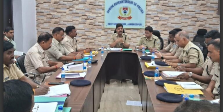 Jamshedpur Crime Meeting: SSP ने अपराध रोकने और कानून-व्यवस्था को और सुदृढ़ करने के लिए दिए कई महत्वपूर्ण दिशा-निर्देश, बच्चा चोरी की अफवाहों पर भी हुई चर्चा?