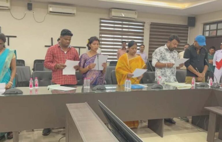 Saraikela Nagar Panchayat: सरायकेला नगर पंचायत में शपथ ग्रहण संपन्न, उपाध्यक्ष पद पर निर्विरोध चुने गये अविनाश कवि