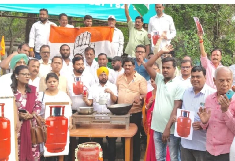 Jamshedpur Congress: केंद्र की नीतियों और गैस की कीमतों में वृद्धि के खिलाफ साकची में काग्रेस का जोरदार विरोध प्रदर्शन