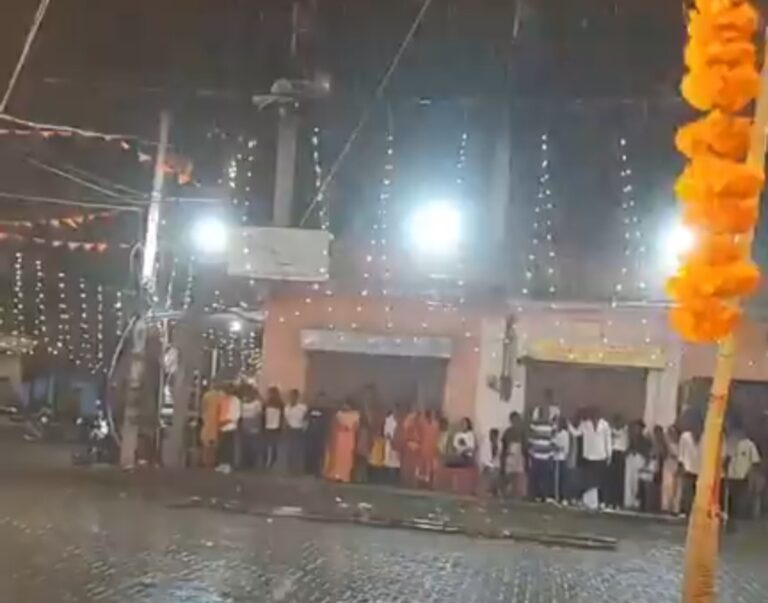 Jamshedpur: रामनवमी के जश्न में मौसम ने डाली खलल, गर्मी से मिली राहत, पर आंधी ने बढ़ायी परेशानी, कई अखाड़ों के मंच टूटे