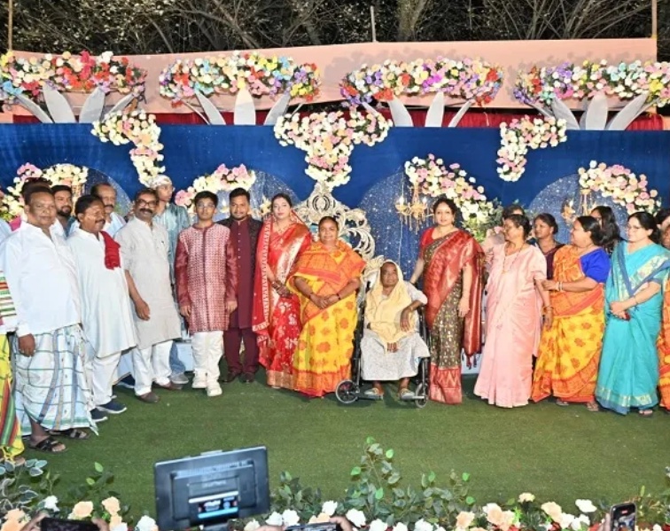 CM Visit Chandil: मुख्यमंत्री हेमंत सोरेन पत्नी कल्पना संग पहुंचे चांडिल,ननिहाल में शादी समारोह में हुए शामिल, नवदंपति को दिया आशीर्वाद