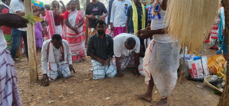 Jamshedpur News :दिशोम बाहा पर्व पर विधायक संजीव सरदार ने टेका माथा, आस्ता चिंगड़ीया में मारांग बुरु से क्षेत्र की सुख-समृद्धि की कामना