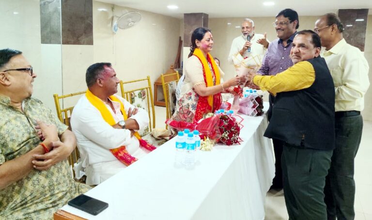 Jamshedpur News :सुधा और बन्ना गुप्ता ने साकची बाजार शिव श्याम मंदिर में लिया आशीर्वाद