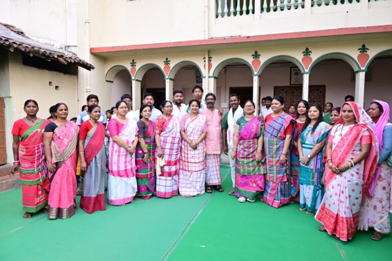 Jharkhand News :मुख्यमंत्री हेमन्त सोरेन अपने पैतृक गांव नेमरा में आयोजित ‘बाहा पर्व’ में हुए सम्मिलित