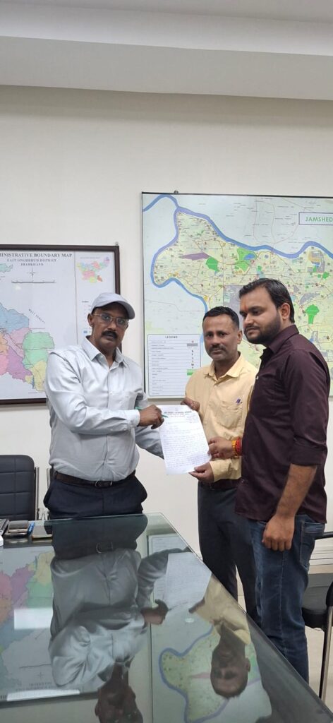 Jamshedpur News:बागबेड़ा पंचायत में जन्म प्रमाण पत्र की समस्या पर उप विकास आयुक्त को सौंपा गया ज्ञापन