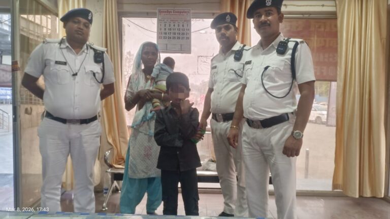 Child Lost at Railway Station :बिलासपुर स्टेशन पर सतर्कता की मिसाल, आरपीएफ और स्पेशल टीम ने बिछड़े बच्चे को परिवार से मिलाया