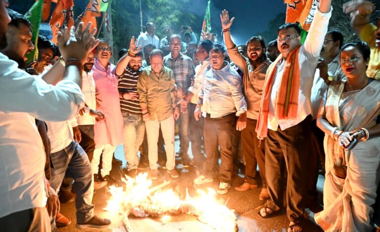 Jamshedpur News :राष्ट्रपति मुर्मू के अपमान के विरोध में भाजपा का प्रदर्शन, साकची में ममता बनर्जी का पुतला फूंका