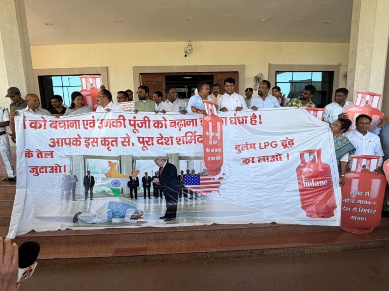 Jharkhand News :बढ़ती महंगाई और गैस की बढ़ती कीमत के खिलाफ विधानसभा के बाहर प्रदर्शन में विधायक संजीव सरदार रहे शामिल