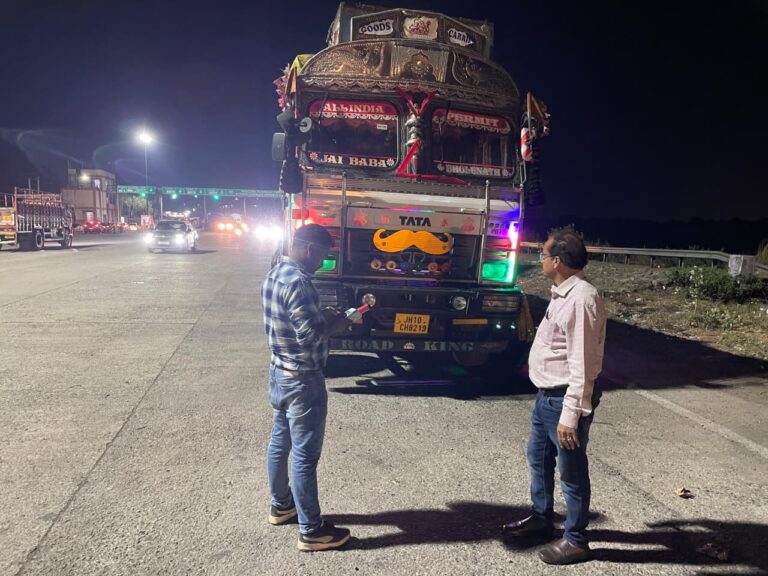 Seraikela Traffic News :चांडिल पाटा टोल पर अवैध पार्किंग के खिलाफ सख्त कार्रवाई, 18 वाहनों पर जुर्माना