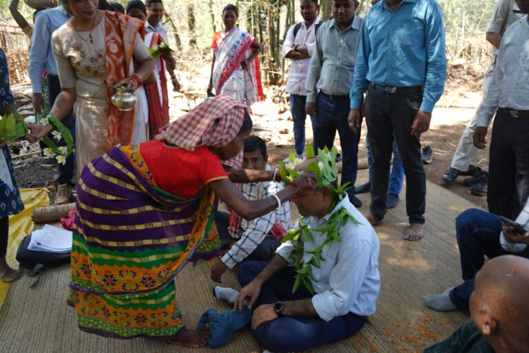 Jamshedpur News :मुसाबनी में उपायुक्त का जनसंवाद, एम्बुलेंस व मोबाइल टावर की समस्या के समाधान का भरोसा