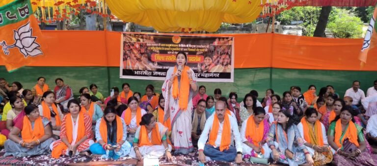 Jamshedpur News :हजारीबाग में 12 वर्षीय मासूम के साथ हुई दरिंदगी पर जमशेदपुर में उबाल, जिला उपायुक्त कार्यालय के समक्ष भाजपा ने किया धरना-प्रदर्शन, विधायक पूर्णिमा साहू ने सरकार पर बोला हमला
