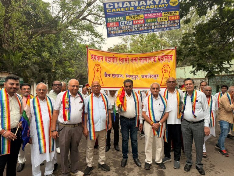 Jamshedpur News ;महावीर जयंती पर शोभायात्रा में शामिल लोगों को सरयू राय ने फलाहार कराया