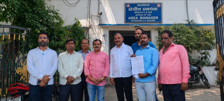 Jamshedpur News :रेल यात्री संघर्ष समिति ने डीआरएम के नाम संबोधित ज्ञापन एआरएम दफ्तर को सौंपा